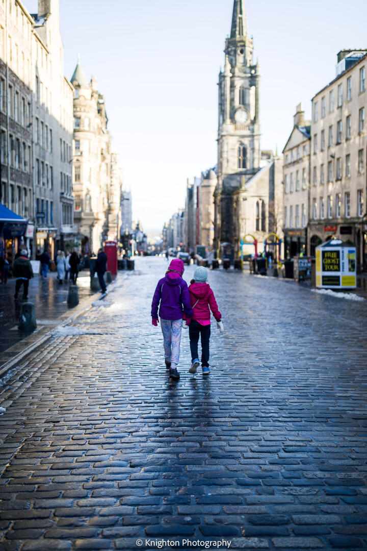 Girls walk through Edinburgh Girls walk through Edinburgh